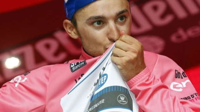 Gianluca Brambilla in maglia rosa