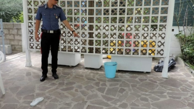 Rimini, getta secchio contenente cloro su 18enne