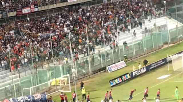 Taranto - Matera: le squadre fanno il loro ingresso in campo