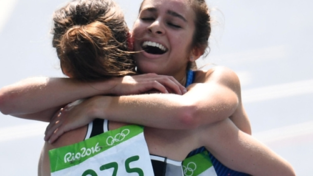 Aiuto la compagna ad alzarsi ed ora Abbey D'Agostino non potr&agrave; disputare la finale dei 5000 metri a Rio 2016.