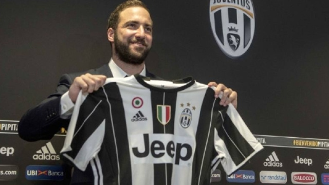 Gonzalo Higuain in posa con la nuova maglia bianconera.