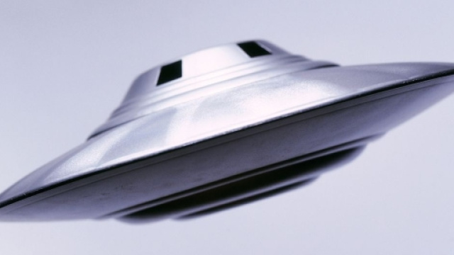 UFO 'caught on camera' flying in the skies above London by stunned ... - mirror.co.uk