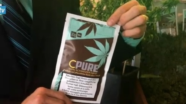 Una busta di "Cpure", marijuana con un tenore di thc compreso tra lo 0,2 e lo 0,3 per cento.
