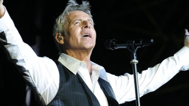 Claudio Baglioni durante un concerto ad Ischia perde le staffe