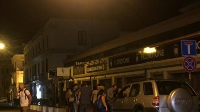 Tifosi in fila durante la notte a Crotone