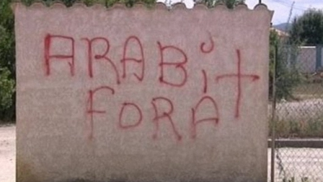 Una delle tante scritte apparse in Corsica.
