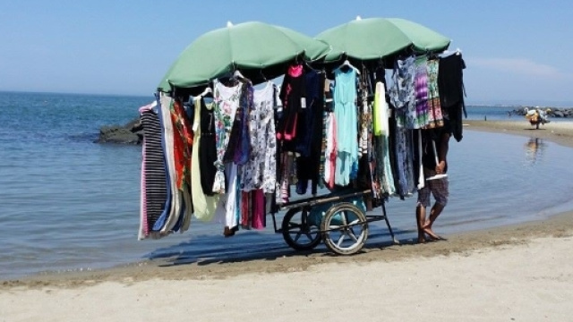 A Lignano chi compra dagli abusivi rischia multe di 7 mila euro ... - polizialocale.com