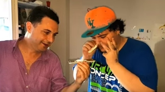 Alongi e Dipr&eacute; fingono di assumere droga, in uno dei due video