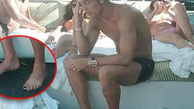 Cristiano Ronaldo dipinge le unghie dei piedi di nero
