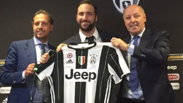 Higuain durante la sua presentazione in bianconero