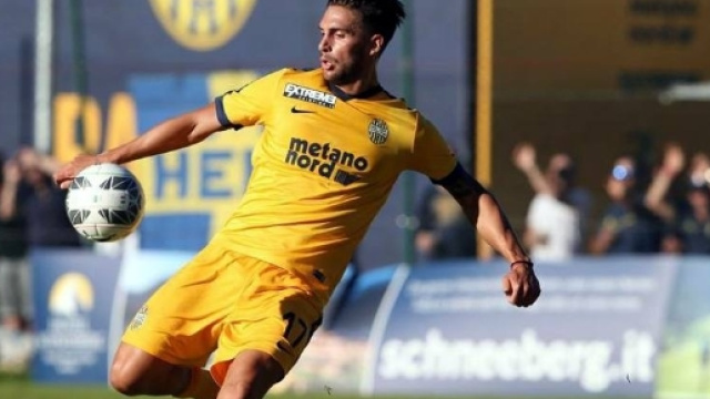 Il bomber Torregrossa, in un test amichevole del Verona nel ritiro di Racines