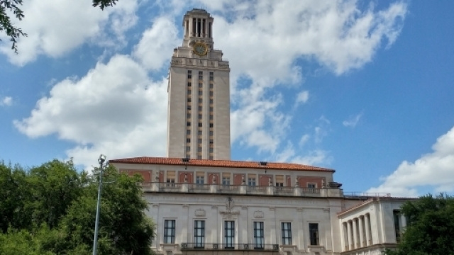 La torre dell'orologio all'Universit&agrave; del Texas ad Austin, dove nel 1966 Charles Whitman uccise sedici persone (iris/Flickr).