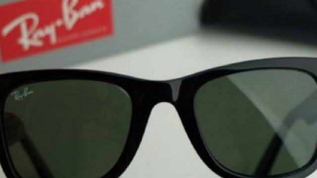 La truffa dei Ray-Ban che gira su Facebook