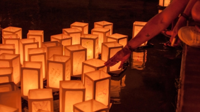 Le lanterne accese per ricordare le vittime della bombe atomiche in Giappone