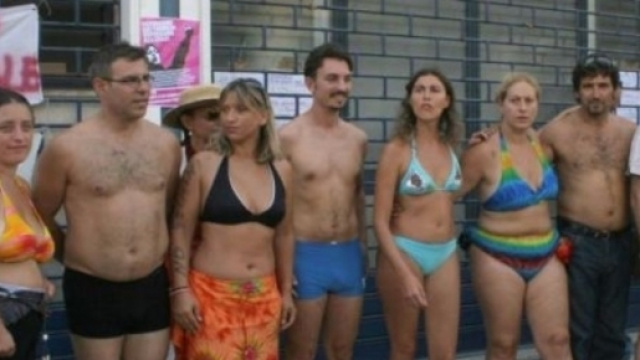 Ultime notizie scuola, marted&igrave; 2 agosto 2016: la foto in bikini di alcuni docenti per protesta contro la richiesta dei video a 'figura intera'