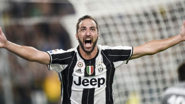 L' esultanza di Higuain dopo il goal del vantaggio.