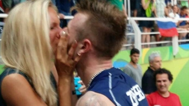 Il bacio di Ivan Zaytsev alla moglie dopo il punto della vittoria