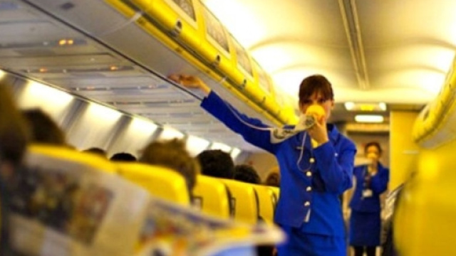 Ryanair assume hostess, anche basse! Altezza minima richiesta 1.57 cm