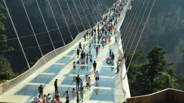 Cina: il ponte di vetro pi&ugrave; alto al mondo &egrave; aperto al pubblico