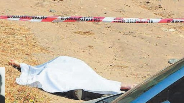 Il corpo senza vita di Antonio Porcu (nel riquadro in basso a sinistra) ucciso per mano del fratello Gaetano (foto in basso a destra).