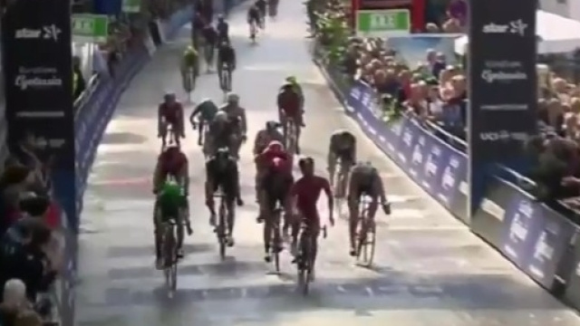 La volata vincente di Nacer Bouhanni