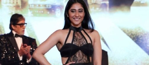 Regina Cassandra wardrobe malfunction during launch (Youtube screengrab)