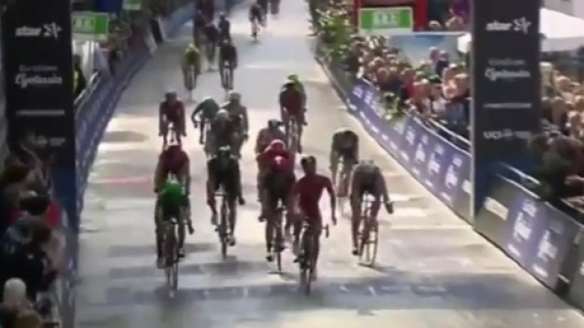 Bouhanni taglia il traguardo per primo ad Amburgo