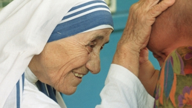 Madre Teresa santa il 4 settembre: Papa Francesco firma il decreto.