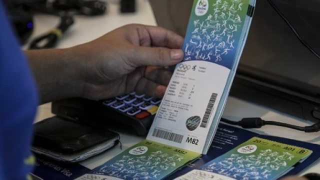 Si estende lo scandalo dei biglietti venduti dalla federazione irlandese. Dopo i due arresti, ora il sequestro dei passaporti per altri tre funzionari