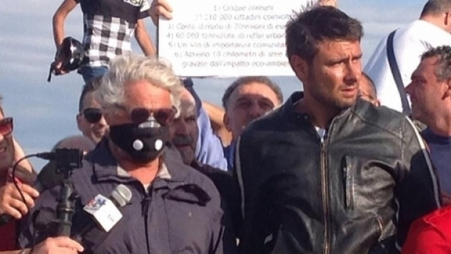 Alessandro Di Battista e Beppe Grillo durante il "Costituzione coast to coast" tour.