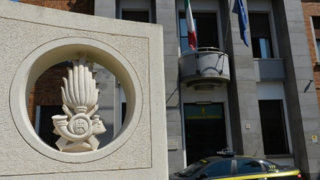Arresti per spaccio di droga e di parti di aerei della Gdf di Varese