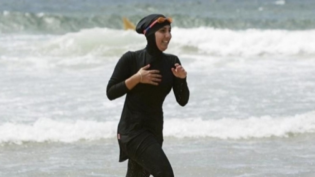 Cannes vieta il burkini in spiaggia: &ldquo;E' una ostentazione dell ... - lastampa.it