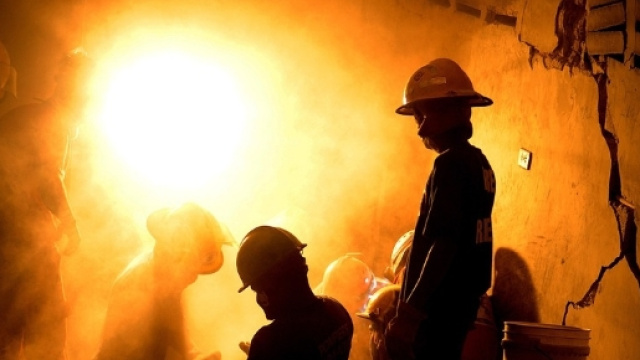 I soccorsi accorrono sul luogo del sisma.