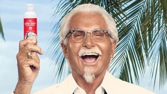 Il "Colonnello Sanders" (George Hamilton) mostra una bottiglietta di KFC Extra Crispy Sunscreen