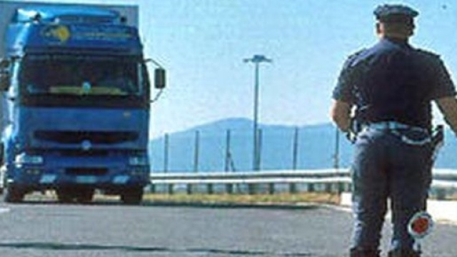 La Polstrada ferma i Tir per controllare la presenza di migranti.
