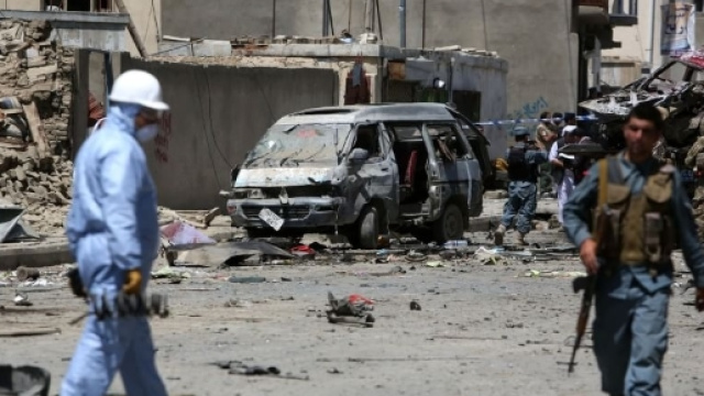 Afghanistan, attacco kamikaze all'aeroporto di Kabul - Repubblica.it - repubblica.it