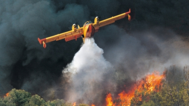 Ben due Canadair sono impegnati nello spegnimento delle fiamme.