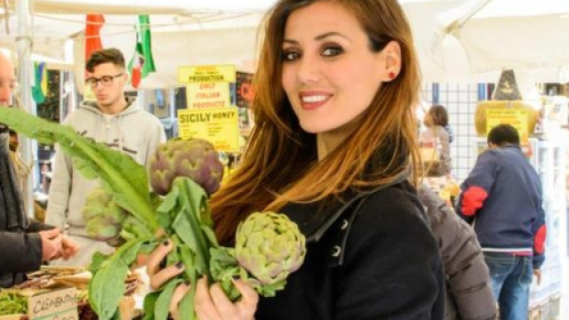 Daniela Martani mentre fa la spesa