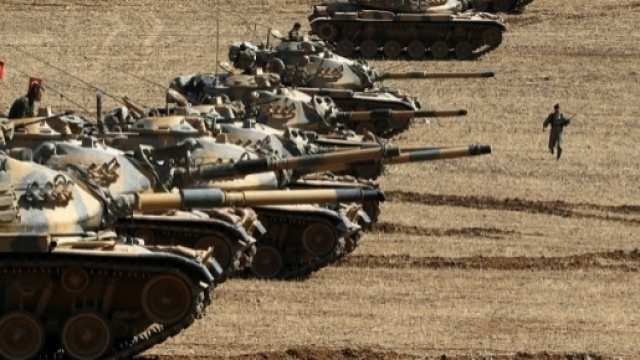 I carri armati turchi hanno passato il confine con la Siria ed attaccato le postazioni dell'Isis