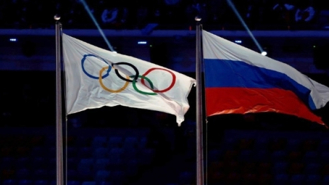 La bandiera della Russia accanto a quella delle Olimpiadi