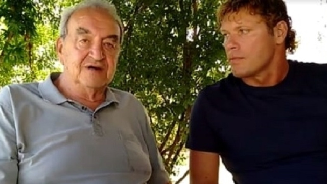 Mauro Milanese (a destra) durante un video di saluto di Bruno Pizzul (a sinistra) ai tifosi della Triestina