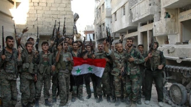 Militari all'interno della citt&agrave; di Daraya