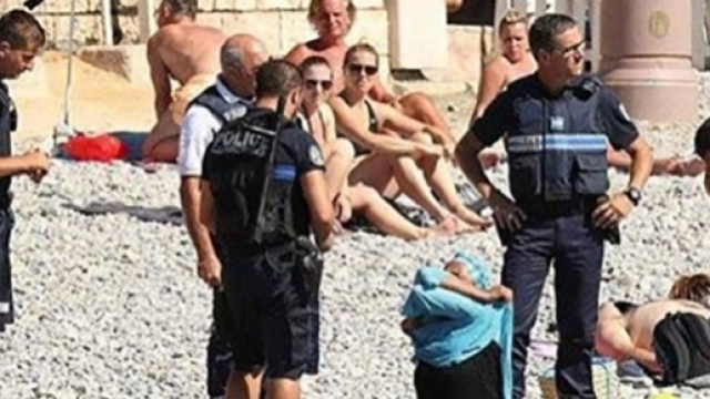 Nizza, la donna in burkini obbligata a svestirsi