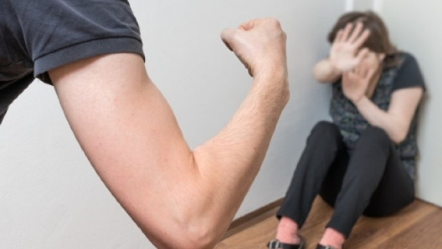 Segregata e picchiata da coppia conosciuta in chat: choc a Busto Arsizio