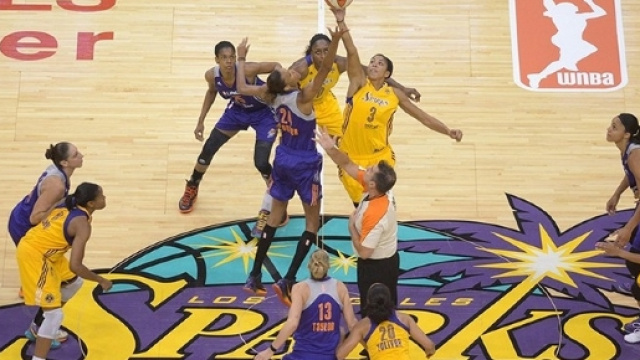 Sfida nella notte tra le Sparks e le Lynx