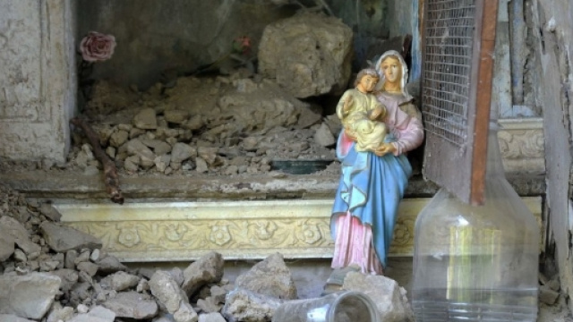 Statua della Madonna resta intatta tra le macerie a Pescara del Tronto