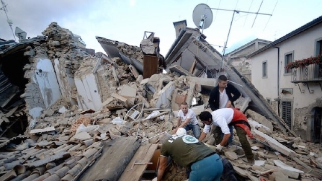 Un'immagine dei soccorritori intervenuti sui luoghi del terremoto
