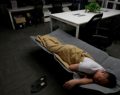 China: empleados duermen en sus oficinas para no perder tiempo