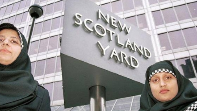 Agenti di polizia con hijab integrato alla divisa