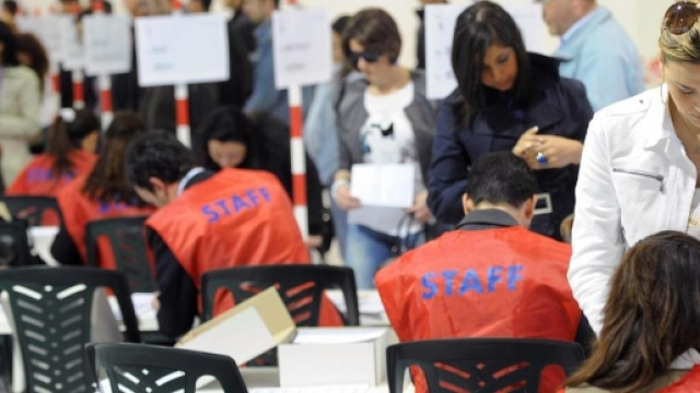 I candidati durante il concorso a Napoli.